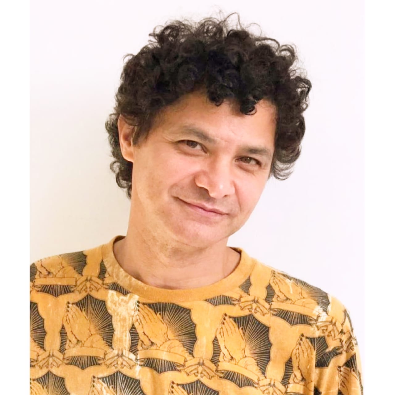 É Diretor, Ator, Dramaturgo e Arte educador, mestre em Teoria e prática do Teatro pela Universidade de São Paulo. Ator formado pela Fundação das Artes de São Caetano do Sul e pelo Teatro Escola Célia Helena. Estudou Linguística na Faculdade de Letras da Universidade de São Paulo, onde concluiu o curso de Artes Cênicas com bacharelado em Direção Teatral e Teoria do Teatro pela ECA – Escola de Comunicação e Artes. Fez parte do segundo núcleo de Dramaturgia do SESI. Fez curso de interpretação com Juliana Carneiro da Cunha do Theatre Du Soleil e Construção da personagem com a atriz e diretora Francesa Catharine Marmas. Participou também da Oficina com Ian Fesler do Grupo norueguês Odin Theatre, “A Biomecânica como processo de criação” ministrado por Maria Thais, “A palavra do Ator” por Maria Lúcia Pereira. Centro Cultural Osvald Andrade, “Princípios do Movimento: técnica Klaus Vianna” ministrado por Rainer Vianna na Escola de Dança Klaus Vianna. Como Arte educador trabalham com crianças e adolescentes em situação de vulnerabilidade social. Trabalhou na Fundação CASA, Instituto Uboé, OCCA, Instituto Alana e Fundação CSN. Atualmente trabalha no Projeto Vocacional da Secretaria Municipal de Cultura da cidade de São Paulo com Teatro e Literatura e ministra aulas em disciplinas de teoria e prática de teatro em duas escolas profissionalizantes para ator. É diretor e dramaturgo da CIA Literária.