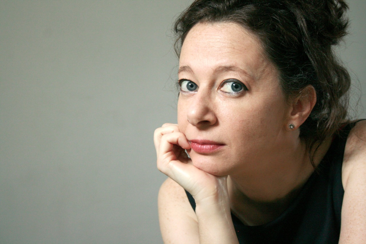 Atriz /Diretora /Doutora pela ECA/USP, na área da Pedagogia do Teatro, na linha de pesquisa da Formação do Artista Teatral, com a tese "O corpo que somos na experiência de cantar Tradições" (2015-2019). Mestra pela ECA / USP (2011-2013) com a dissertação: "Kubana Njila Diá Angola, Travessias do Ator Sacrário por entre as Divindades Angolanas". Bacharelado em Artes Cênicas - UNICAMP (1987-1991). Em 2013, ministrou a disciplina: "Poéticas do Corpo e da Voz III" para a graduação de Artes Cênicas da ECA/CAC/USP. Em 2017, ministrou o Workshop: “Os cantos de Tradição Afro que somos”, no International Federation for Theatre Research IFTR, na USP. Pesquisadora convidada para comunicação em mesa e ministrar workshop para o NEAP FEST BRASIL 2018 - Festival de Intercâmbio Teatral Internacional do Instituto Internacional de Teatro, realizado na Universidade do Rio de Janeiro - UNIRIO. Foi docente na Escola Recriarte de Teatro (2013 a 2019). Artista orientadora de Teatro no Vocacional da SMC São Paulo em 2019. Orientadora de Artes Cênicas do SESI Osasco (2005 a 2010) e SESI Vila Leopoldina (2000 a 2002). Direção cênica de 62 espetáculos. Atuou em mais de 40 espetáculos e em 10 propagandas. Participação em 30 espetáculos como bailarina e coreógrafa. Consta em sua formação cênica trabalhos com: Mario Biagini (Workcenter of Grotowski and Thomas Richards), Maud Robart, Yoshi Oida (Bouffes du Nord – Peter Brook), Tony Cotts / Julia Varley (Odin Teatret), Larry Tremblay (Canadá). Em 2016. Escreveu apostilas de Artes (Teatro/Dança/Música e Artes Visuais) para 2ª e 3ª Séries do Ensino Fundamental I, para a Know How Tecnologia Educacional S.A. Foi membro da comissão de seleção dos projetos inscritos na 1a. Edição Programa Municipal de Fomento ao Serviço de Radiofusão para a cidade de São Paulo – 2017. Atualmente docente na Escola de Atores Nilton Travesso, onde ministra as disciplinas: "História do Teatro", "Interpretação Teatral", "Expressão Corporal” e "Expressão Vocal".