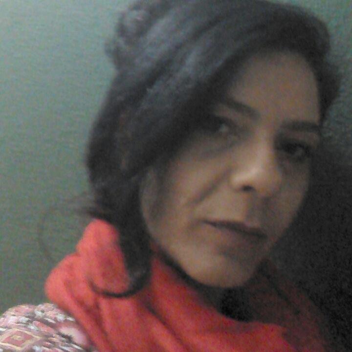 Atriz, preparadora corporal, professora e produtora cultural. Formada pelo teatro-escola Célia Helena em 1999, onde também atuou como professora e assistente de direção de Marco Antônio Rodrigues. Complementou sua formação com treinamentos de Mímica Corporal Dramática com o mímico Luís Louis e Thomas Liebhart, Dança- teatro com Denise Namura e Michael Bugdhan (Cia. À Fleur De Peau – Paris), Ballet Clássico, Dança Flamenca e Kung Fu. Atuou como atriz durante oito anos na Cia. da Revista com direção de Kleber Montanheiro, onde participou de inúmeros espetáculos, dentre eles: “Ópera do Malandro” de Chico Buarque de “Holanda e Um Dez Cem mil inimigos do Povo” (adaptação de “Um Inimigo do Povo”, de Henrik Ibsen). Ainda com direção de Kleber Montanheiro atuou nos espetáculos infanto-juvenis: “Crônicas de Cavaleiros e Dragões – O Tesouro dos Nibelungos” e “Procurando Firme”, sendo indicada ao prêmio FEMSA como melhor atriz coadjuvante por ambos os espetáculos em 2013. Concebeu a dramaturgia física, juntamente com Bruna Longo, do espetáculo de teatro físico, “Cada Qual no Seu Barril”, com direção de Kleber Montanheiro, que já realizou mais de 180 apresentações por todo País. Atualmente, ministra aulas de expressão corporal e interpretação na Escola Nacional de Teatro e na Oficina de atores Nilton Travesso.