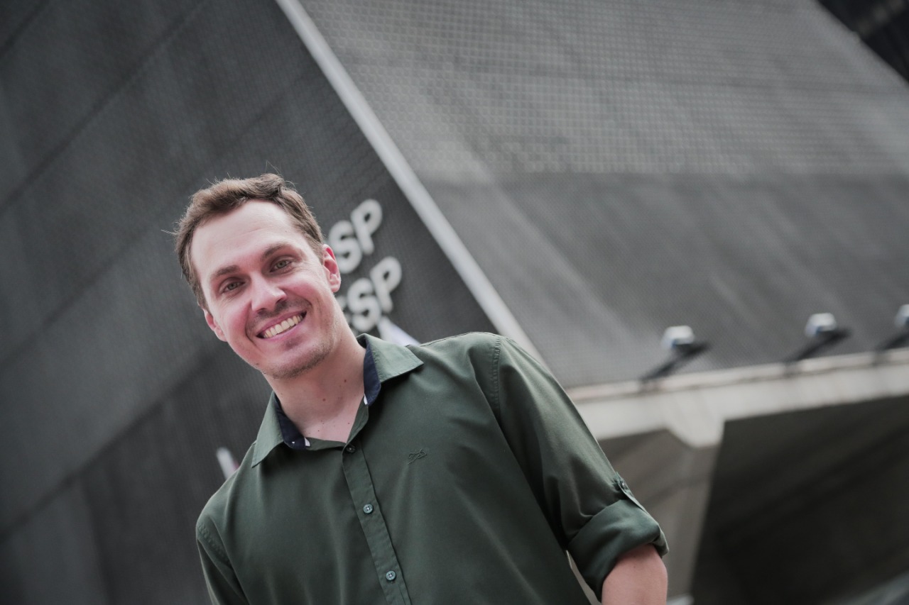 Graduado em Comunicação Social e pós-graduado em Gestão Cultural, atualmente é Analista de Projetos Culturais do SESI de São Paulo, onde desenvolve o trabalho de contratação dos projetos culturais realizados no Estado (shows musicais, peças teatrais, exposições, artistas, etc.). Além disso, é produtor de eventos diversos, diretor de carnaval em uma Escola de Samba de Rio Claro/SP e também professor de produção na Oficina de Atores Nilton Travesso. Deu aula no curso de Agente Cultural do SENAC Santana (SP). Trabalhou por quatro anos no Centro Cultural FIESP em São Paulo, com produção de diversas atividades artísticas. Em 2008 trabalhou na Unidade Móvel de Artes e Cultura do SESI-SP. Por seis anos foi responsável pela produção de palco (shows) das Ações Globais do SESI-SP realizadas no estado de São Paulo, em parceria com a Rede Globo de Televisão.