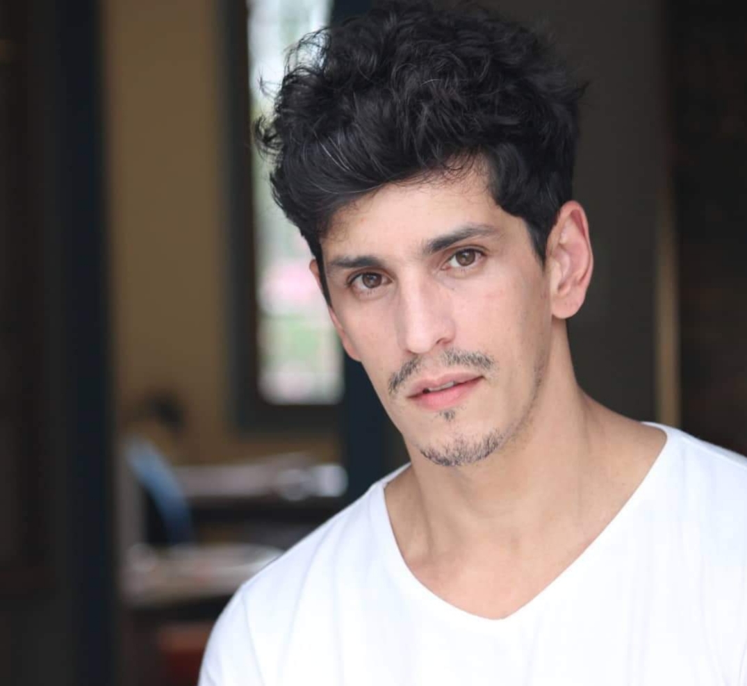 Nascido em Belo Horizonte capital mineira, começou sua carreira através do teatro. Com 22 anos ganhou destaque nacional ao viver o paraplégico Marcos na novela Vidas Opostas. Depois de rodar um filme americano The Lost City Of Z foi morar em Los Angeles no ano de 2015. Hoje com 22 anos de profissão trabalha com Teatro, TV e Cinema. É também professor de interpretação para TV e Cinema.