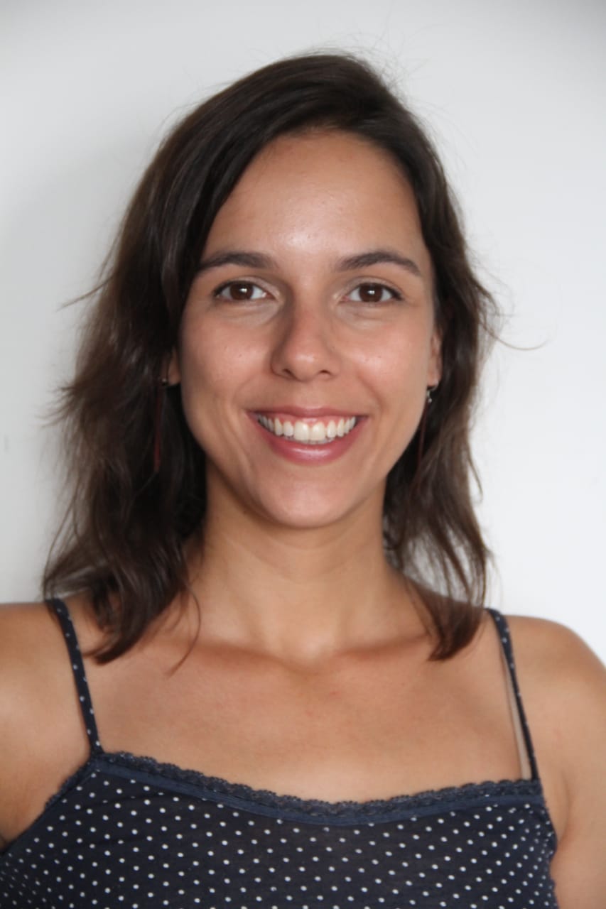 Graduada e Licenciada em Teatro pela Universidade Anhembi Morumbi em 2005. Desenvolve repertório como Arte Educadora, Artista Visual e profissional do teatro. Durante 8 anos dedicou-se à criação colaborativa, em espetáculos inéditos e oficinas de Arte Educação, com o Grupo Teatro da Gioconda, onde desenvolvia pesquisa de linguagem infanto-juvenil. Como Arte Educadora desenvolveu oficinas de Teatro, Artes Visuais e contação de histórias no Parque de Vivências Explora Mundi, em parceria com a Secretaria Municipal da Educação de Arujá. Como professora de Teatro, ingressa no Colégio Objetivo, ministrando curso livre de Teatro, com foco em criação colaborativa e jogos teatrais. Em 2011 cria o grupo "Cia Ilustre", grupo destinado à Contação de histórias e Arte Educação, criando uma fusão entre Contação de Histórias e Artes Visuais, realizando oficinas e apresentações. Em 2014 inicia parceria com o Instituto Sírio Libanês de Ensino e Pesquisa, onde atua como atriz em cursos de capacitação de profissionais da área da saúde, dentro do curso de "Comunicação de Más Notícias". Em 2017 ingressa como Arte Educadora em escolas Municipais de São Paulo como contratada, atuando no fundamental I, II e educação de jovens e adultos. Ministra palestras e oficinas para Arte Educadores da rede municipal, através da Educa Brasil, em cidades do estado de São Paulo. Em 2019 conclui curso de LIBRAS na PUC/DERDIC. Atualmente matriculada no curso de Teoria e Metodologia em Arte - PEGHA/USP (Aluna especial).