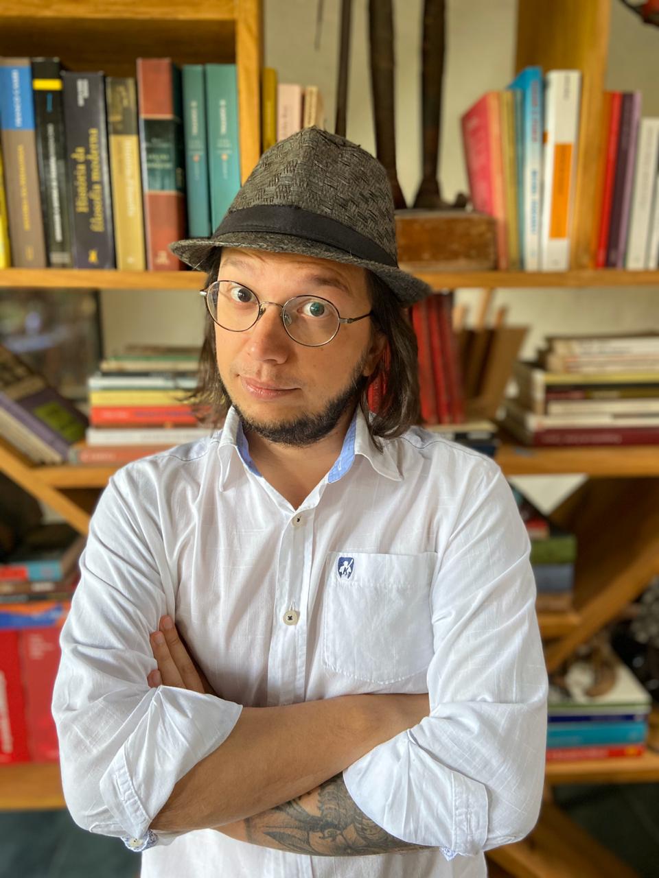 Pós-graduado em Globalização e Cultura pela Fundação Escola de Sociologia e Política de São Paulo; graduado pelo Curso Superior de Teatro da Universidade Anhembi Morumbi (bacharel e licenciatura); formado pelo Curso Profissionalizante do Teatro-Escola Célia Helena. É diretor artístico do Núcleo Educatho e sócio-fundador do Núcleo Sem Querer de Tentativas Teatrais. Foi coordenador pedagógico do Centro de Formação do Ator Globe-SP e professor das disciplinas Interpretação, Corpo e Improvisação. Atualmente coordena o curso de teatro do Colégio Objetivo, do Colégio Oshiman e da Oficina de Atores Nilton Travesso. É diretor de diversos espetáculos para crianças e jovens, destacando-se A Trilogia da Taverna, que teve indicações ao prêmio Shell (melhor música por Fuente Ovejuna) e ao prêmio São Paulo/Femsa (melhor espetáculo jovem, melhor produção e melhor texto adaptado por Fuente Ovejuna).