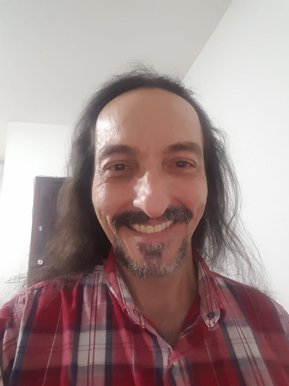 Está na estrada tem 30 anos. Começou fazendo cursos de teatro e foi, aos poucos, integrando companhias. Chegou a ser diretor artístico de uma empresa de animação de festas infantis. O palhaço sempre foi uma personagem muito presente e desafiadora. Se identifica, também, com outros gêneros e perfis dramáticos. Aliás, a expressividade e a comunicação são fundamentais. Tanto é que, além do teatro, investiu também no rádio, veículo pelo qual é apaixonado. Hoje atua atendendo clientes na área de comunicação, dando aulas (o que é sempre muito motivador) e se reinventando como ator, locutor, docente e pessoa.