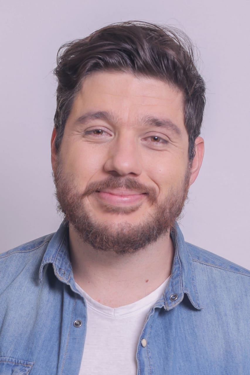 Ator, comediante, professor e escritor. Tem uma formação grande e composta de diversas artes. Como ator já participou de vários espetáculos, os últimos foram: “Fuente Ovejuna”, de Lope de Vega e “Conto de Inverno”, de William Shakespeare, ambos com direção Juliano Barone. Já dirigiu testes de VT e como ator já fez mais de 60 comerciais na TV, além de participações em filmes e séries. Como Comediante escreveu o espetáculo “Solo ideal: Arenoso” e se apresenta em bares e teatros pelo Brasil. Já ministrou aulas nas escolas Stúdio Fátima Toledo, Namie Wihby, Recriarte. Atualmente é professor de interpretação para Câmera nas Escolas Oficina de Atores Nilton Travesso e ENT - Escola Nacional de Teatro. Em 2019 lançou o livro: “O Take do Ator – Os segredos da interpretação na Publicidade”.