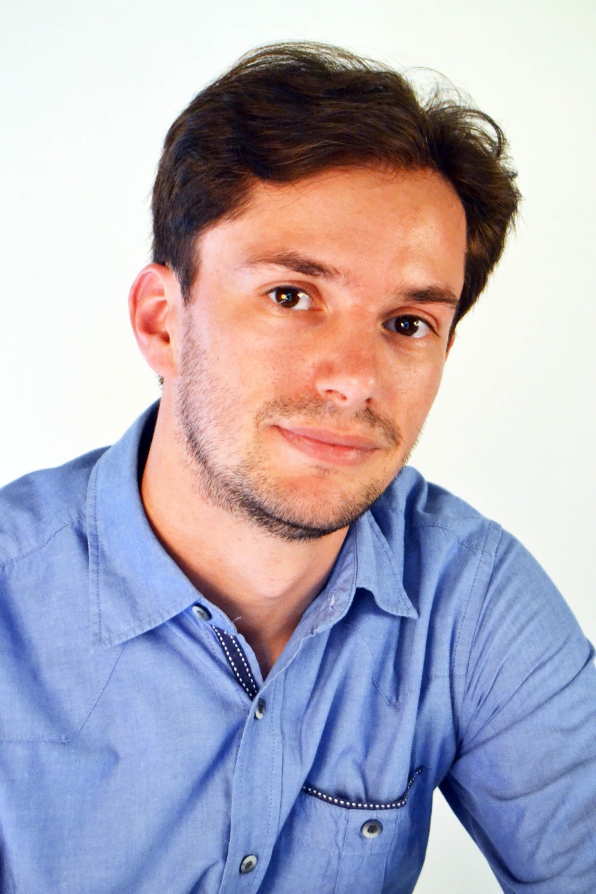 Graduado em Letras pela Universidade de São Paulo, se formou em Mímica e Teatro Físico Estúdio Luis Louis onde atuou como professor-assistente. Estudou Commedia Dell’Arte com Zé Augusto Marin (Coletivo Commune) e Enrico Bonavera (Piccolo Teatro di Milano, Itália); acrobacia de solo e palhaçaria clássica no circo-escola Arena de Artes e Mímica Corporal com Selma Trevino (Corporeal Arts Incorporated, Nova Iorque). Cofundador da Cia. de Mímica e Comédia Física Mimos; trabalhou em diversos grupos de teatro no ABC paulista e São Paulo como Cia. TEMT, Cia. Do Balacobaco, Cia. Arcus, entre outros. Fez participações como palhaço mímico no Circo dos Sonhos, palhaço percussionista na ONG Canto Cidadão e como ator na novela Carinha de Anjo (SBT). Atualmente atua como ator/mímico e contador de histórias na Cia. Pé de Prosa de Histórias, leciona História do Teatro Mundial e Brasileiro e Expressão Corporal na Oficina de Atores Nilton Travesso, realiza intervenções artísticas e ministra workshops e treinamento em Mímica e Teatro Físico.