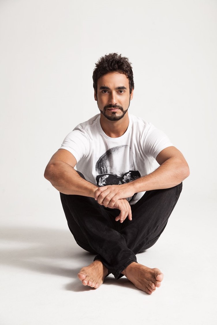 “Como é bom fazer teatro. Como é bom começar pelo teatro. Como é bom estudar em uma escola de teatro. Tive o privilégio de em 2005 quando eu decidi abandonar o jornalismo para viver de arte, escolher a Oficina de Atores Nilton Travesso..."